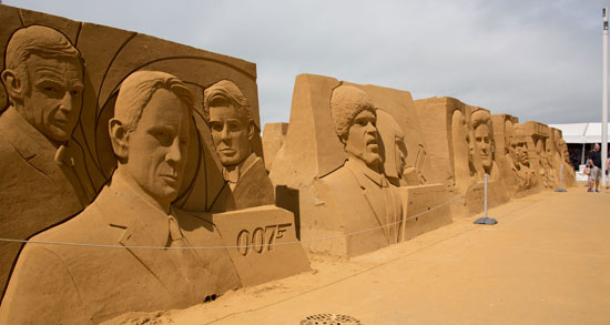 مادونا وجيمس بوند وباتمان الوجوه الأبرز فى النحت على الرمال بفرنسا (3)