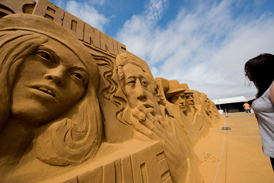مادونا وجيمس بوند وباتمان الوجوه الأبرز فى النحت على الرمال بفرنسا (5)