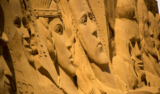 مادونا وجيمس بوند وباتمان الوجوه الأبرز فى النحت على الرمال بفرنسا (6)
