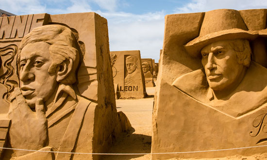مادونا وجيمس بوند وباتمان الوجوه الأبرز فى النحت على الرمال بفرنسا (9)