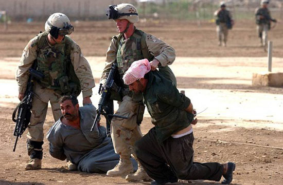 جنود-أمريكيون-يكبلون-مواطنين-عراقيين