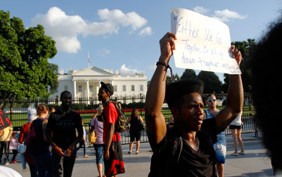 محتجون أمام البيت الأبيض (9)