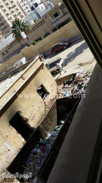 	القمامة أمام بوابة الغسيل الكلوى بمستشفى العامرية -اليوم السابع -8 -2015