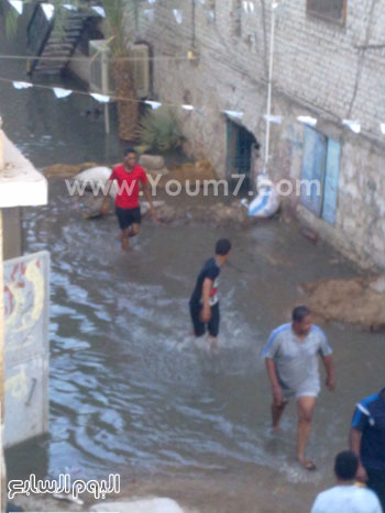 الأهالى يفرون من المنازل بعد غمرها بمياه الصرف -اليوم السابع -8 -2015