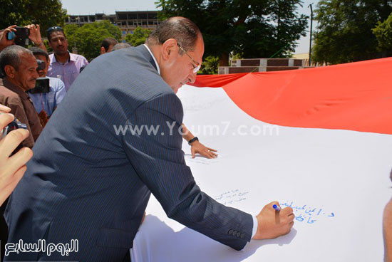 	محافظ سوهاج يوقع على اطول علم فى العالم  -اليوم السابع -8 -2015