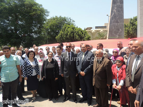 	صورة تذكاريه بعد التوقيع على اطول علم مصر بالعالم فى سوهاج -اليوم السابع -8 -2015