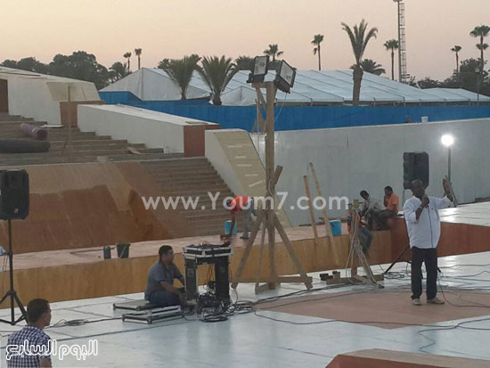 	العمال يجهزون منصة افتتاح قناة السويس  -اليوم السابع -8 -2015