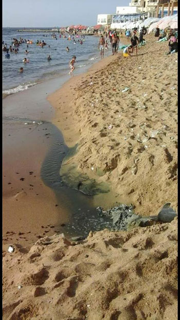  ماسورة صرف مباشر على الشاطئ بأبو قير -اليوم السابع -8 -2015