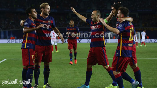  لاعبو برشلونة يحتفلون بهدف رافينيا ألكانتارا  -اليوم السابع -8 -2015