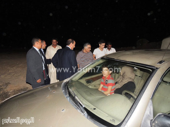 الأسرة داخل السيارة ومدير الأمن يحرص على مساعدتها -اليوم السابع -8 -2015