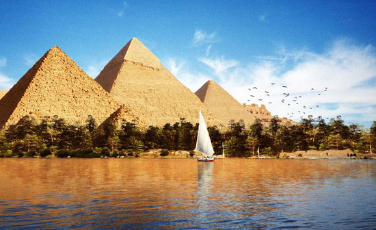 الأهرامات ترجع لعصرها القديم على ضفاف النيل  -اليوم السابع -8 -2015