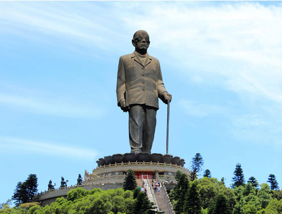 تمثال نجيب محفوظ فى الصين  -اليوم السابع -8 -2015