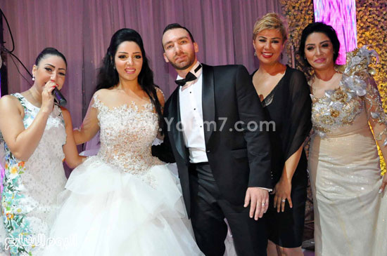 العروسان ووالدة العروس منال حجازى ومفيدة شيحة وبوسى -اليوم السابع -8 -2015