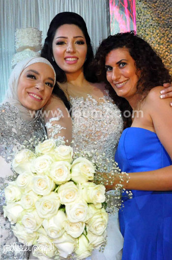 	العروس تتوسط شقيقتها وهبة -اليوم السابع -8 -2015