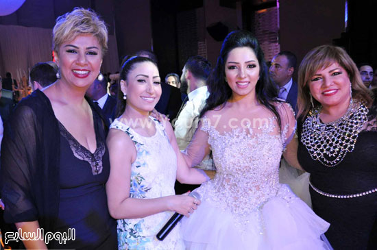 	العروس تتوسط سحر عباس وبوسى ومفيدة شيحة  -اليوم السابع -8 -2015