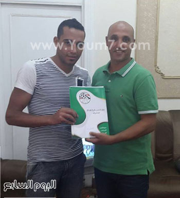 على عيد، لاعب الجونة مع وكيله نبيل أبوزيد -اليوم السابع -8 -2015