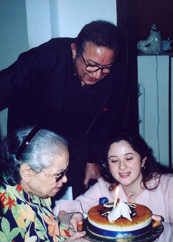 مى تحتفل بعيد ميلادها مع جدتها ووالدها -اليوم السابع -8 -2015
