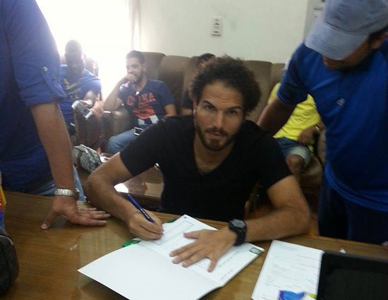 سيد فريد مدافع سموحة أثناء التوقيع للإنتاج الحربى  -اليوم السابع -8 -2015