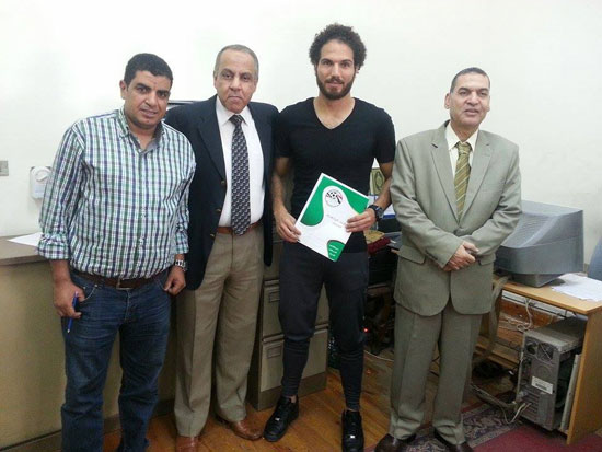 سيد فريد مع مسئولى الإنتاج الحربى -اليوم السابع -8 -2015