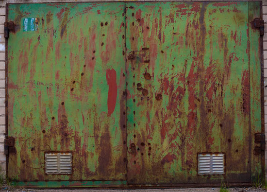 باب أخضر جار به الزمن استخدمته كقطعة أثرية -اليوم السابع -8 -2015