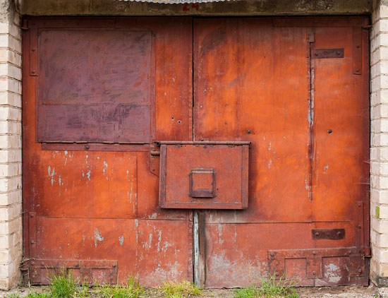 كرثت الفتاة نفسها لتجميع صور الأبواب القديمة -اليوم السابع -8 -2015