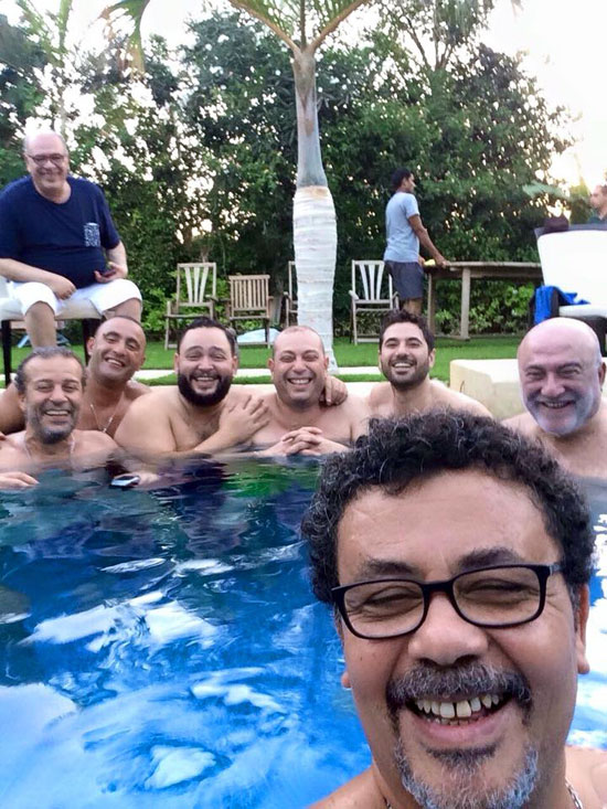 	أحمد رزق صورة سيفلى مع عدد من النجوم فى أحد حمامات السباحة -اليوم السابع -8 -2015