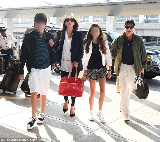 	كاترين زيتا جونز ومايكل دوجلاس وأبنائهم عائدون من رحلة اوربية -اليوم السابع -8 -2015