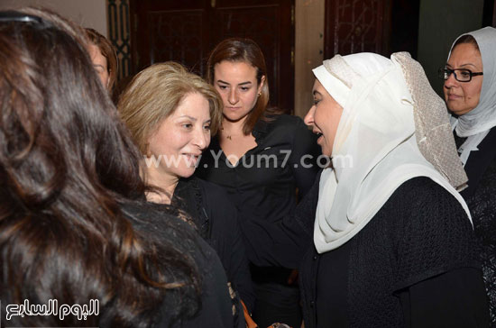  بوسى تتلقى عزاء النجم الكبير نور الشريف داخل عزاء والدة المهندس أسامة الشيخ -اليوم السابع -8 -2015