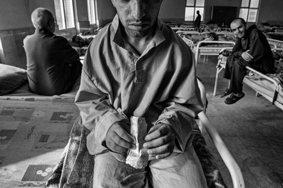صورة تعكس المعاناة التى يعيشها المرضى داخل العنابر -اليوم السابع -8 -2015