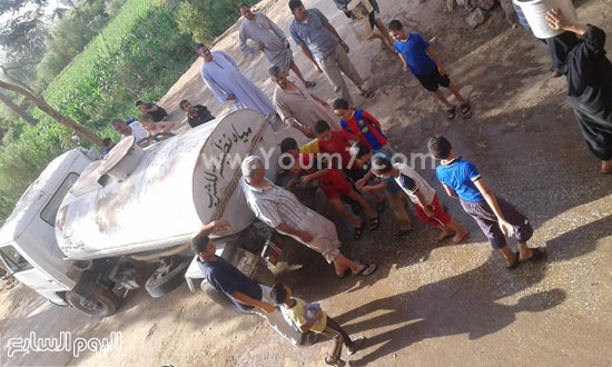 الأطفال يشربون من حنفية السيارة المحملة بالمياه -اليوم السابع -8 -2015