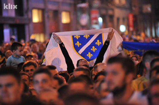  علم البوسنة يزين الاحتفالات  -اليوم السابع -8 -2015