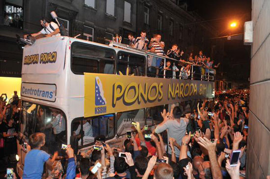  حافلة المنتخب البوسنى الفائز بالبطولة وسط الجماهير  -اليوم السابع -8 -2015