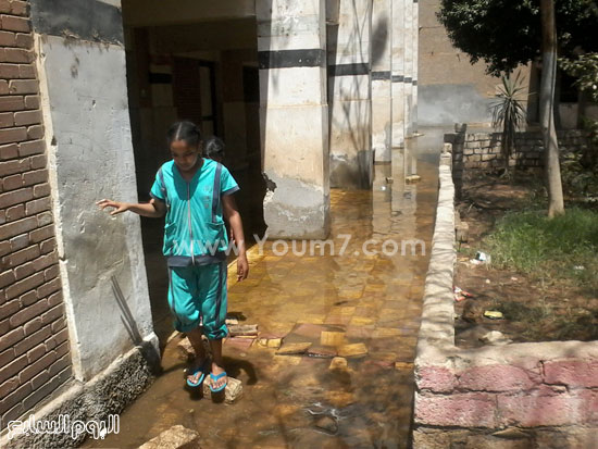  طالبة تسير على حجر لتخطى المياه  -اليوم السابع -8 -2015
