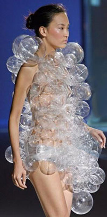 فستان مصنوع من الفقاقيع البلاستيكية، فكرة غير طريفة تمامًا.  -اليوم السابع -8 -2015