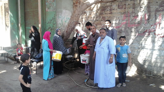 الأهالى يحملون جراكن للحصول على مياه الشرب  -اليوم السابع -8 -2015