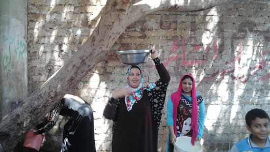 الأهالى وأطفالهم يخرجون لانتظار مياه الشرب  -اليوم السابع -8 -2015