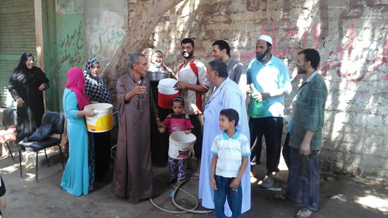 أهالى يحملون جراكن المياه فوق اكتافهم  -اليوم السابع -8 -2015