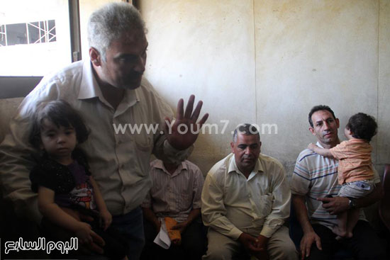  الآباء بمستشفى الدمرداش فى انتظار اللبن  -اليوم السابع -8 -2015