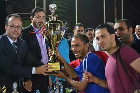  أحمد حسان رئيس لجنة التنظيم يسلم كأس البطولة للفائزين بالمركز الأول والفرحة تعلو وجهوهم -اليوم السابع -8 -2015