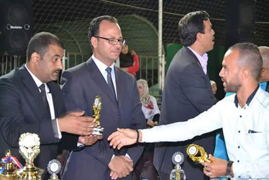  أحمد الخطيب راعى البطولة يسلم الكأس للفرق الفائزة -اليوم السابع -8 -2015