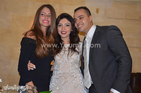 العروسان طارق وريم مع إحدى صديقاتهما -اليوم السابع -8 -2015