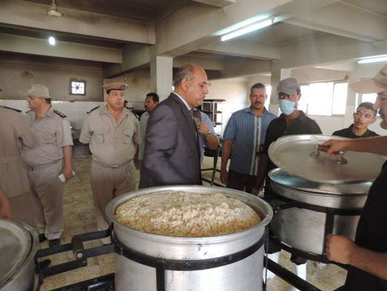 مدير أمن أسوان  يتفقد المطبخ الخاص بقوات الأمن -اليوم السابع -8 -2015