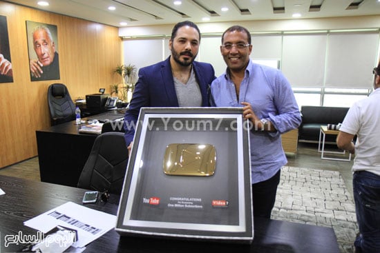 خالد صلاح رئيس التحرير ورامى عياش مع جائزة اليوتيوب الذهبية -اليوم السابع -8 -2015