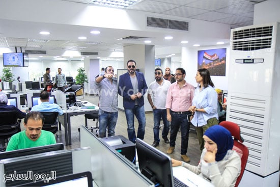الزميل أحمد أبو اليزيد يشرح لعياش طبيعة عمل الموقع والجريدة -اليوم السابع -8 -2015