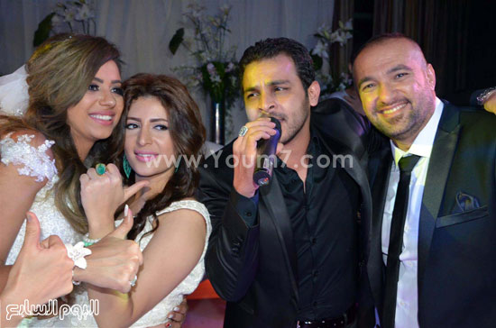 محمد رشاد ووفاء قمر يتوسطان العروسين -اليوم السابع -8 -2015