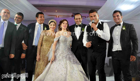 عمرو دياب يتوسط العروسين ود.خالد عزازى وأسرة العروسين -اليوم السابع -8 -2015