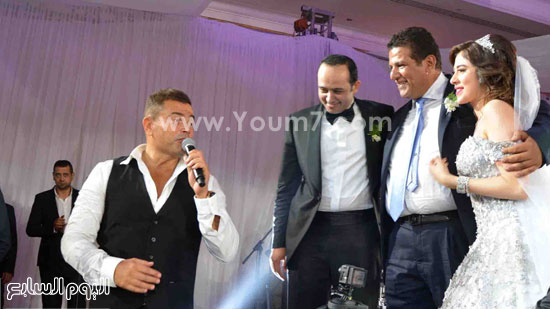  د.خالد عزازى يتوسط العروسين وعمرو دياب يعزف على الأورج -اليوم السابع -8 -2015