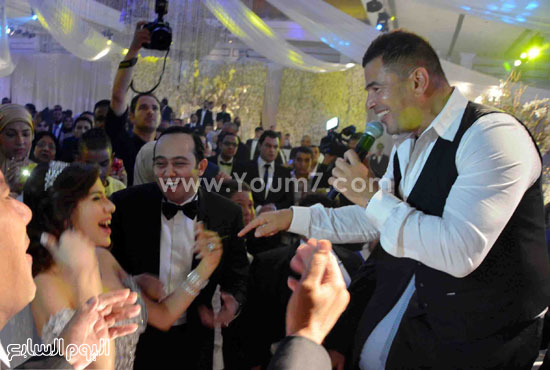 	عمرو دياب يغنى للعروسين  -اليوم السابع -8 -2015