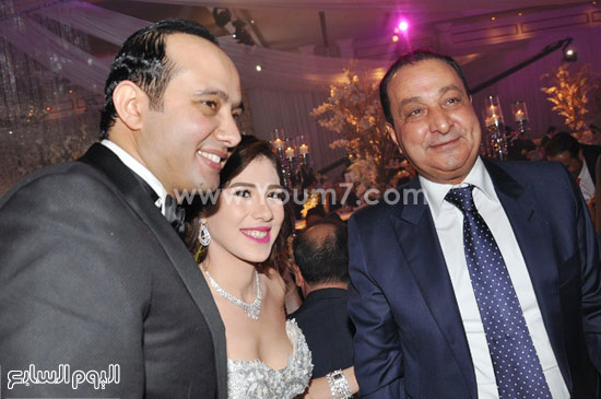 العروسان ورئيس غرفة الصوتيات والمرئيات محمد الأمين -اليوم السابع -8 -2015