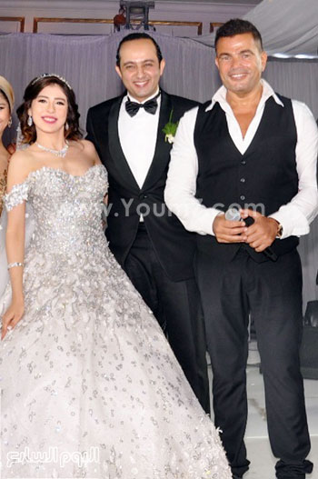 عمرو دياب مع العروسين وشقيق العريس -اليوم السابع -8 -2015